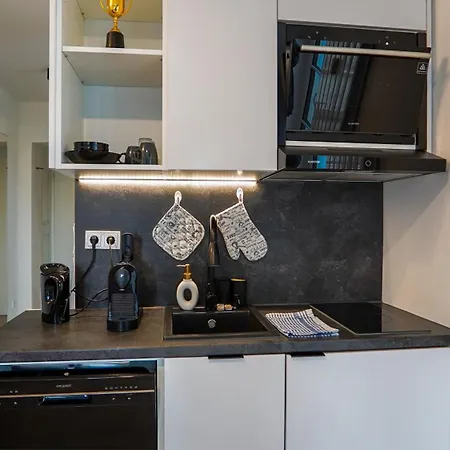 24-7 B Living Apartment *
